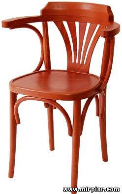 деревянные стулья и столы